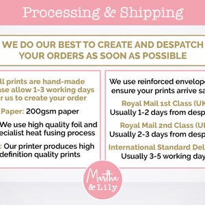 Pu&ograve; includere: Una grafica di testo bianca e dorata su uno sfondo rosa con il testo "Processing & Shipping" e "We do our best to create and despatch your orders as soon as possible". La grafica include anche informazioni sulla carta, la lamina e gli inchiostri utilizzati nelle stampe, nonch&eacute; i tempi di spedizione per Royal Mail 1st e 2nd Class e la consegna standard internazionale.