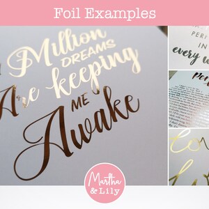 Pu&ograve; includere: Un collage di immagini che mostrano diversi esempi di stampa a caldo. La prima immagine mostra il testo "A Million Dreams Are Keeping Me Awake" in foglia d'oro. La seconda immagine mostra il testo "Perfect" in foglia d'oro. La terza immagine mostra il testo "Love" in foglia d'oro.