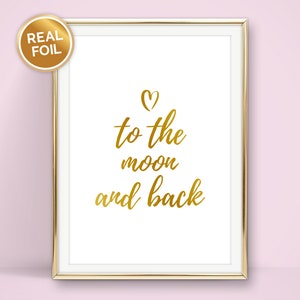 Pu&ograve; includere: Stampa in lamina dorata con il testo "to the moon and back" con un simbolo di cuore sopra il testo.