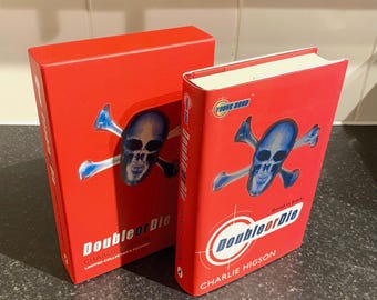 Libro de tapa dura con estuche de la serie "Double or Die" de James Bond joven, firmado y firmado: de una edición limitada numerada.