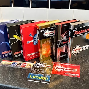 Seltener junger James Bond limitierte Auflage, gebunden, sechs Bücher von Charlie Higson + Young Bond Rough Guide to London Booklet & Cards.