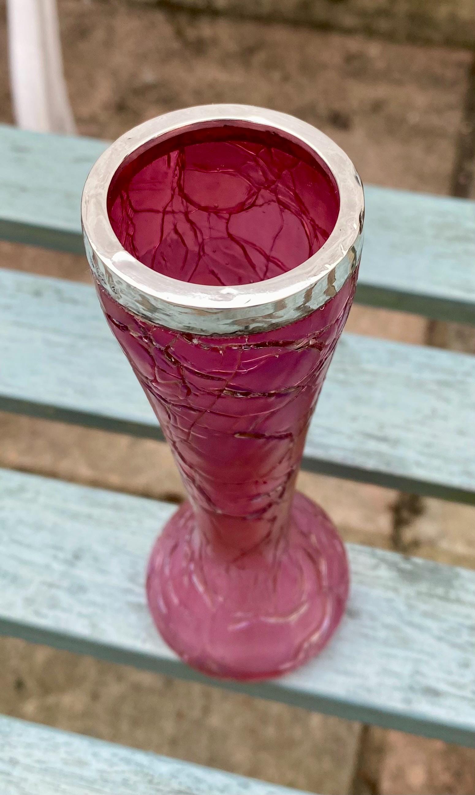 アンティーク　クランベリーガラス花器 マリー・グレゴリーのクランベリーガラス一輪挿し（高さ9cm