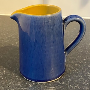 Jarra de gres azul imperial de media pinta, estilo vintage de Bourne Denby, circa 1930.