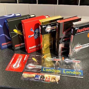 Seltener junger James Bond in limitierter Auflage, gebunden, sechs Bücher von Charlie Higson + Young Bond Rough Guide to London Hefte & Karten.