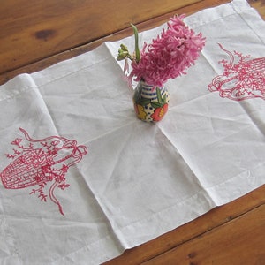 Prachtige antieke roodgewerkte bloemenmand tafelblad 26 x 16"