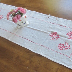 Zeer lief antiek rood bewerkte bloemen tafelblad 40 x 12,5"