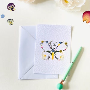 Carte d'anniversaire papillon faite main avec fleurs pressées, carte d'art papillon unique pour elle, cadeau inspiré de la nature
