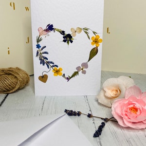 Carte de fleurs pressées à la main, couronne de la Saint-Valentin en forme de coeur pour femme, design floral vintage, cadeau romantique pour elle