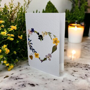 Carte de condoléances en forme de coeur, faite main bien pensée, désolé pour votre perte, carte de deuil de fleurs pressées, carte de couronne florale élégante
