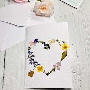 Cartão de aniversário com flores prensadas reais em formato de coração, Cartão de feliz aniversário de 50 anos para a mãe, Cartão de arte com flores, Cartão de guirlanda floral,