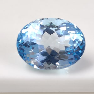 Topazio blu svizzero ovale: pietra portafortuna sfaccettata da 14,50 ct per il mese di dicembre