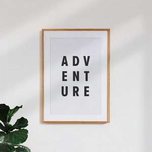 Tipografía de póster / arte motivador / dicho / cita mural 'aventura blanco negro'