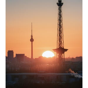 Peut inclure: Une page de calendrier pour mars pr&eacute;sentant un paysage urbain de Berlin au coucher du soleil. La silhouette de la tour de t&eacute;l&eacute;vision et de la Funkturm se d&eacute;tache sur un ciel orange vif. Le bas affiche le mois MARCH et les jours 1 &agrave; 31.