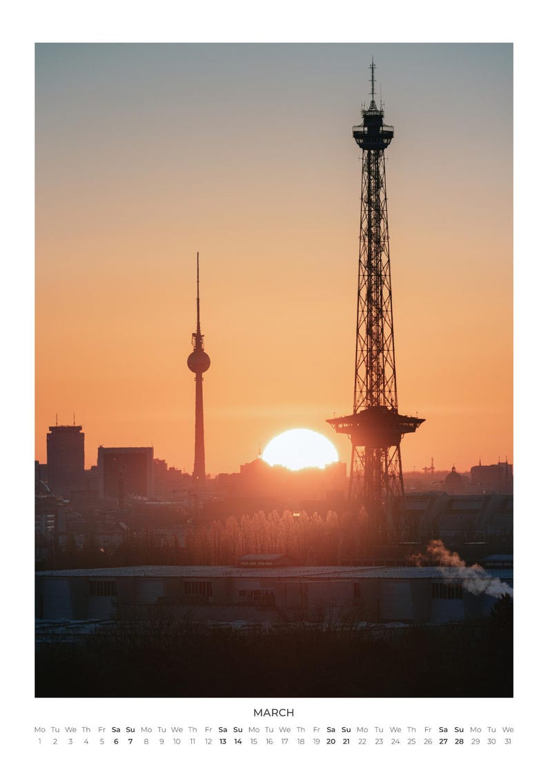 Peut inclure: Une page de calendrier pour mars pr&eacute;sentant un paysage urbain de Berlin au coucher du soleil. La silhouette de la tour de t&eacute;l&eacute;vision et de la Funkturm se d&eacute;tache sur un ciel orange vif. Le bas affiche le mois MARCH et les jours 1 &agrave; 31.