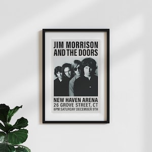Könnte beinhalten: Schwarz gerahmtes Poster mit Jim Morrison und The Doors. Das Schwarz-Weiß-Bild zeigt die Bandmitglieder. Das Poster enthält den Text "NEW HAVEN ARENA 26 GROVE STREET, CT 8PM SATURDAY DECEMBER 9TH."