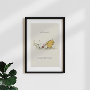 Plakat w stylu vintage „Kubuś Puchatek - jesteś odważniejszy niż myślisz - beżowy” / rysunek z klasycznej książki dla dzieci z inspirującym cytatem