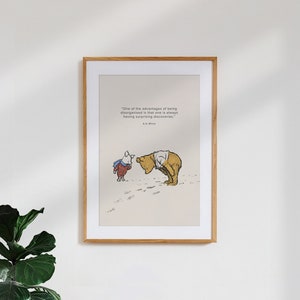 Plakat w stylu vintage / retro „Kubuś Puchatek: Odkrycia” – wysokiej jakości wydruk premium z inspirującym cytatem AA Milne