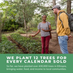 Peut inclure: Une banni&egrave;re verte avec le texte blanc : WE PLANT 12 TREES FOR EVERY CALENDAR SOLD. So far, we have planted over 430,000 trees in Ethiopia, bringing water, food, and income to local communities. L'arri&egrave;re-plan montre une p&eacute;pini&egrave;re foresti&egrave;re.