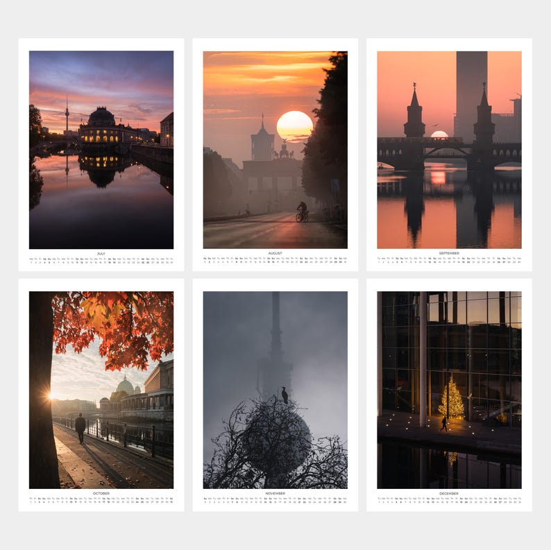 Peut inclure: Un calendrier mural pr&eacute;sentant six photographies distinctes de paysages urbains de Berlin, incluant la tour de t&eacute;l&eacute;vision, la porte de Brandebourg et le pont Oberbaum, avec des grilles mensuelles imprim&eacute;es en noir sous chaque image.