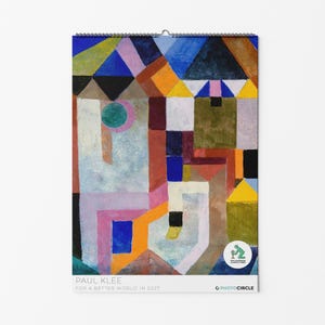 Peut inclure: Un calendrier mural présentant une peinture abstraite de Paul Klee avec des formes géométriques en bleu, orange, jaune et violet. Le texte indique PAUL KLEE FOR A BETTER WORLD IN 2027 et PHOTOCIRCLE, avec un logo vert montrant une personne plantant un arbre.