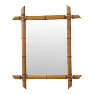 Peut inclure: Un miroir mural rectangulaire doté d'un cadre fabriqué à partir de tiges de bambou naturel brun clair. Les pièces de bambou sont assemblées aux coins avec des extrémités qui dépassent du cadre, créant une structure en forme de grille.