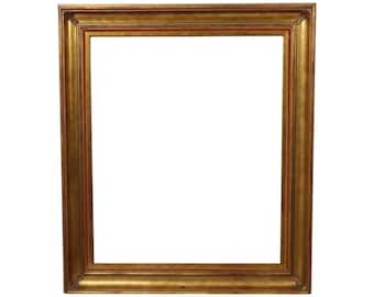Könnte beinhalten: Ein rechteckiger Bilderrahmen mit goldener Oberfläche und rotem Akzent. Der Rahmen hat ein detailliertes, verziertes Design und einen weißen Innenraum. Der Rahmen ist aus Holz gefertigt und eignet sich zum Präsentieren von Kunstwerken oder Fotos.