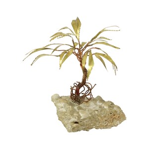 Pode incluir: Escultura de árvore de metal artesanal com folhas douradas e tronco e raízes cor de cobre. A árvore é montada em uma base de pedra clara e texturizada. A escultura é um item decorativo.