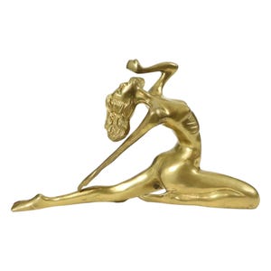 Op de afbeelding: Een goudkleurig metalen beeldje van een persoon in een yogapose. Het beeldje is gemaakt van messing en heeft een gladde, gepolijste afwerking.