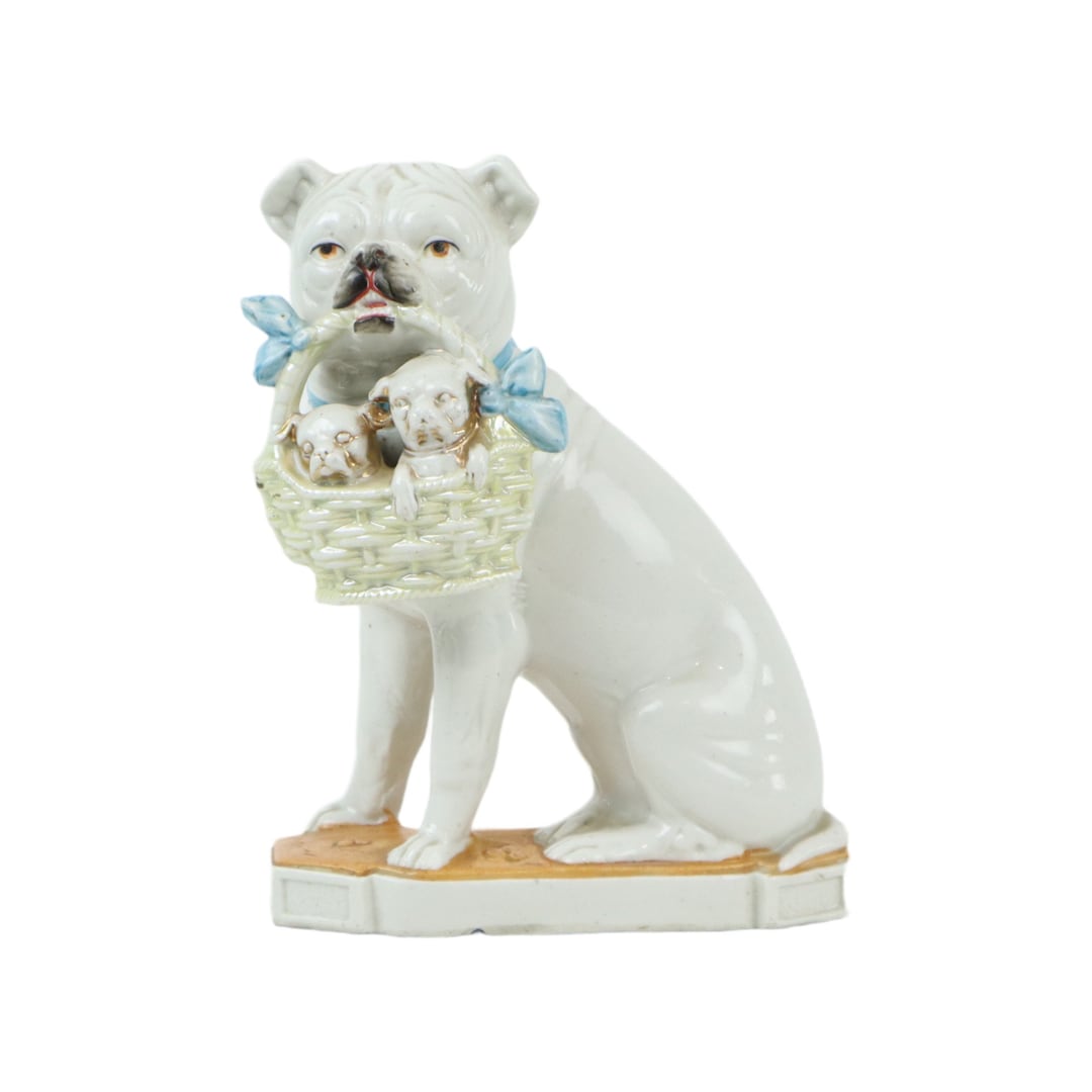 Franse bulldog pups merle in een mand | Premium Foto