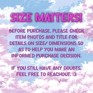 Puede incluir: Un gr&aacute;fico rosa y azul con el texto "SIZE MATTERS!" en letras grandes de color rosa. El texto debajo dice "ANTES DE COMPRAR, POR FAVOR, COMPRUEBA LAS FOTOS DEL ART&Iacute;CULO Y EL T&Iacute;TULO PARA OBTENER DETALLES SOBRE EL TAMA&Ntilde;O/ LAS DIMENSIONES PARA AYUDARTE A TOMAR UNA DECISI&Oacute;N DE COMPRA INFORMADA. SI TODAV&Iacute;A TIENES ALGUNA DUDA, NO DUDES EN CONTACTARNOS. :3"