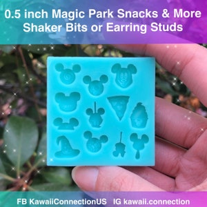 Op de afbeelding: Een blauwe siliconen mal met 12 verschillende vormen om 1,27 cm shaker bits of oorbel studs te maken. De vormen omvatten Mickey Mouse-koppen, een pizzapunt, een cupcake, een snoepappel en een heksenhoed.