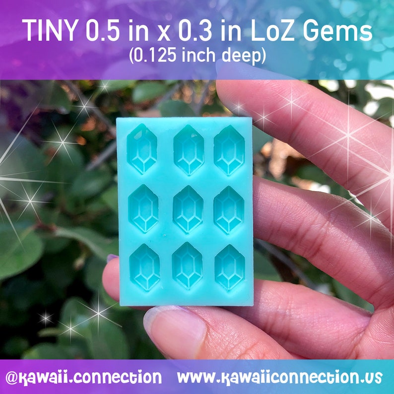 Puede incluir: Un molde de silicona azul con 12 moldes individuales con forma de diamante. Cada molde mide 1,27 cm por 0,76 cm y 0,32 cm de profundidad. El molde est&aacute; dise&ntilde;ado para crear LoZ Gems.