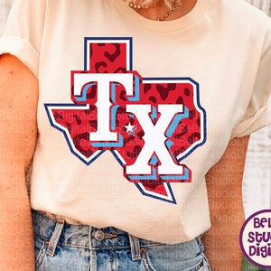 Könnte beinhalten: Ein weißes T-Shirt mit einer roten, weißen und blauen Grafik des Bundesstaates Texas. Die Grafik zeigt ein rotes und weißes Leopardenmuster und die Buchstaben "TX" in weißer Schrift mit blauem Umriss.