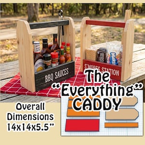 Pode incluir: Dois suportes de madeira com alças, um preto com a etiqueta BBQ SAUCES e um vermelho com a etiqueta S'MORES STATION. O preto contém garrafas de condimentos, o vermelho bolachas, chocolate e marshmallows. As dimensões são 35,6x35,6x14 cm.