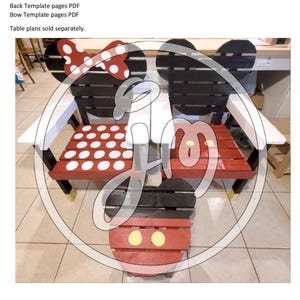 Könnte beinhalten: Holz-Thronstühle mit Mause-Motiv. Die Stühle sind rot, schwarz und weiß, mit breiter Sitzfläche und Gesamtmaßen von 71 cm B x 66 cm T x 118 cm H. Das Design umfasst eine Schleife und Mauseohren. Baupläne sind verfügbar.