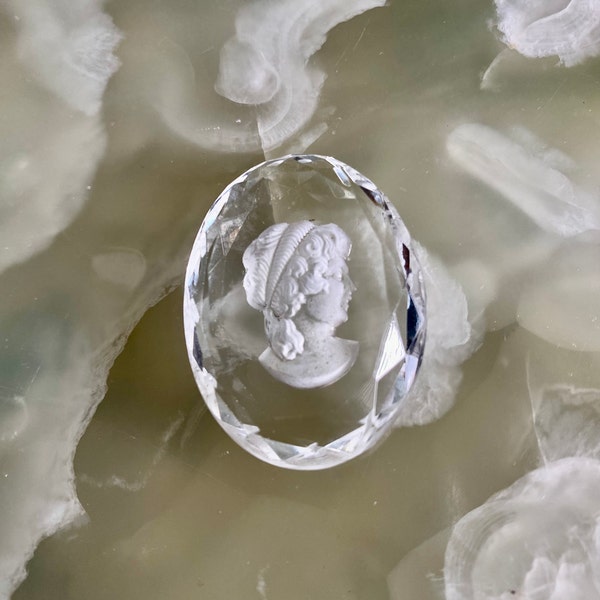 VINTAGE CLEAR GLASS Reverse Intaglio Cameo