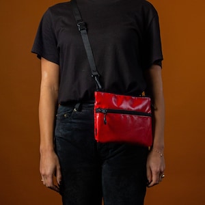 Kleine rote Umhängetasche aus Upcycling Stoff (Öko), Recycle Handtasche für Männer & Frauen, Sacoche, Vegane Umhängetasche, kompakte Umhängetasche