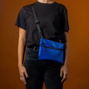 Kleine Umhängetasche aus Upcycling Stoff (Öko), Blaue Handtasche für Männer und Frauen, Vegane Crossbody Geldbörse, Umhängetaschen recyceln (nachhaltig)
