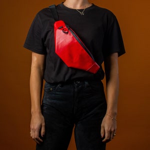 Sac banane rouge en tissu recyclé - Sac de taille et sac de ceinture durables / Sac de hanche ou sac banane végétalien / Petits sacs à bandoulière pour femmes et hommes