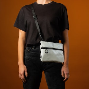 Weiße Umhängetasche aus upcycled Stoff. (eco), Kleine Handtasche für Damen & Herren, Sacoche, Vegane Crossbody Geldbörse, Recycle Messenger Tasche