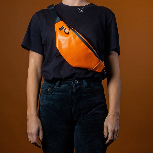 Orangefarbene Bauchtasche aus Upcycling-Stoff - Nachhaltige Hüfttasche / Kleine Crossbody-Taschen für Frauen und Männer / Vegane Bauchtasche oder Gürteltasche (Fashion)