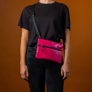 Rosa Umhängetasche aus Upcycling Stoff (Öko), Kleine Handtasche für Damen und Herren, Sacoche, Vegane Crossbody Geldbörse, kompakte Messenger Tasche