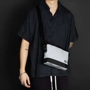 Graue Umhängetasche aus Upcycling-Stoffen - Nachhaltige Handtasche oder Crossbody-tasche, Kleine Umhängetasche für Männer und Frauen (eco und vegan)