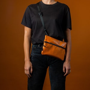 Kleine Umhängetasche aus Upcycling Stoff (Öko), Orange recycelte Handtasche für Männer & Frauen, Sacoche, Vegane Umhängetasche, kompakte Umhängetasche
