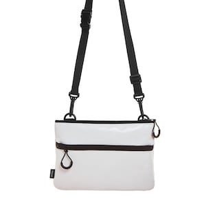 Weiße Handtasche aus Upcycling Stoff (eco), kleine Umhängetasche, Recycle Umhängetasche für Damen und Herren, Vegane Messenger Tasche, Sacoche