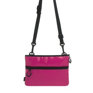 Pinke Handtasche aus Upcycled Stoff (Öko), Recycle Umhängetasche, Crossbody Geldbörse für Damen und Herren, Vegane Messenger Bag, Sacoche (nachhaltig)