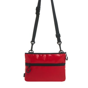 Rote Handtasche aus Upcycled Stoff (eco), kleine Umhängetasche, Crossbody Geldbörse für Frauen und Männer, Vegane Umhängetasche (nachhaltig)