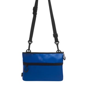 Blaue handtasche aus upcycled Stoff (eco), kleine Schultertasche, Recycle Umhängetasche für Männer und Frauen, Vegan Messenger bag