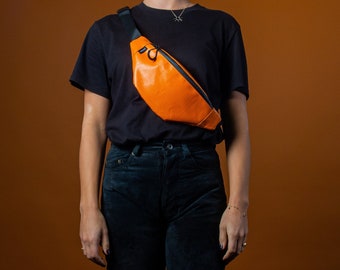 Orangefarbene Bauchtasche aus Upcycling-Stoff - Nachhaltige Hüfttasche / Kleine Crossbody-Taschen für Frauen und Männer / Vegane Bauchtasche oder Gürteltasche (Fashion)