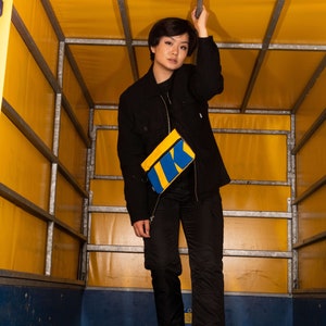 Gelbe und blaue Umhängetasche aus recyceltem Stoff (Öko), Recycle Handtasche, Sacoche, Vegane Umhängetasche, Kleine Umhängetasche (umfunktioniert)